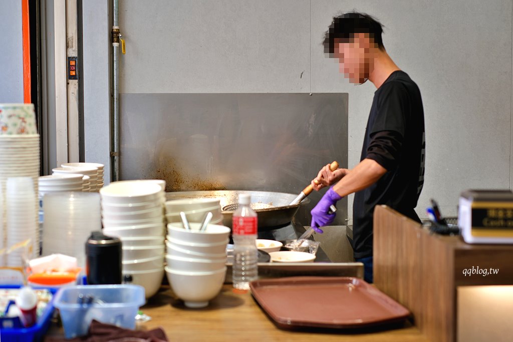 台南中西區︱鴻牛溫體牛肉湯@國華店．現切現沖溫體牛肉，熱炒也不錯 @QQ的懶骨頭