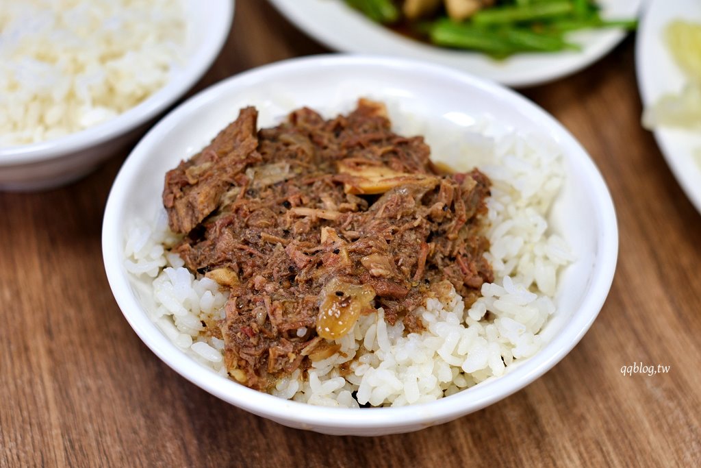 台南中西區︱鴻牛溫體牛肉湯@國華店．現切現沖溫體牛肉，熱炒也不錯 @QQ的懶骨頭