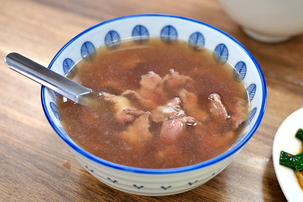 台南中西區︱鴻牛溫體牛肉湯@國華店．現切現沖溫體牛肉，熱炒也不錯 @QQ的懶骨頭