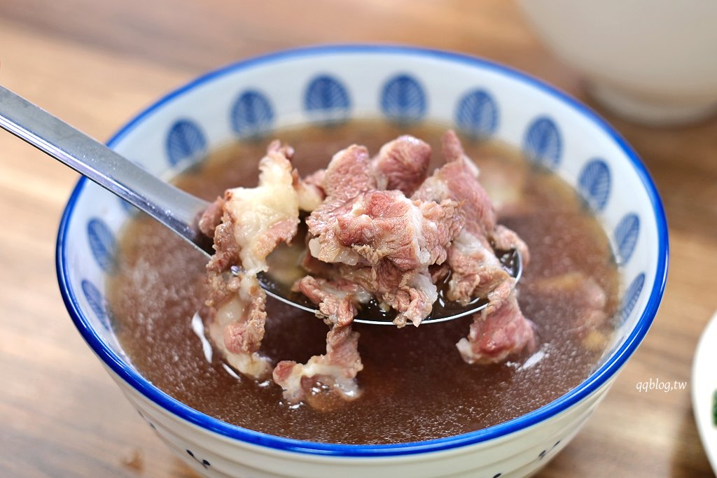 台南中西區︱鴻牛溫體牛肉湯@國華店．現切現沖溫體牛肉，熱炒也不錯 @QQ的懶骨頭