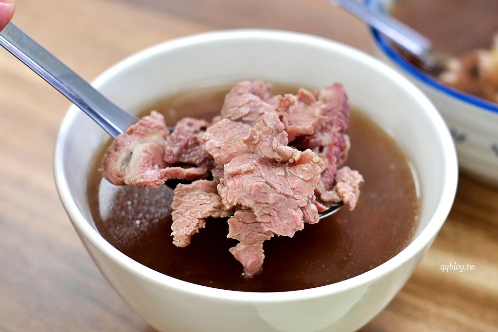 台南中西區︱鴻牛溫體牛肉湯@國華店．現切現沖溫體牛肉，熱炒也不錯 @QQ的懶骨頭