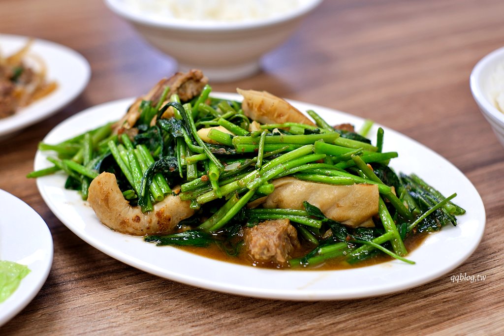 台南中西區︱鴻牛溫體牛肉湯@國華店．現切現沖溫體牛肉，熱炒也不錯 @QQ的懶骨頭