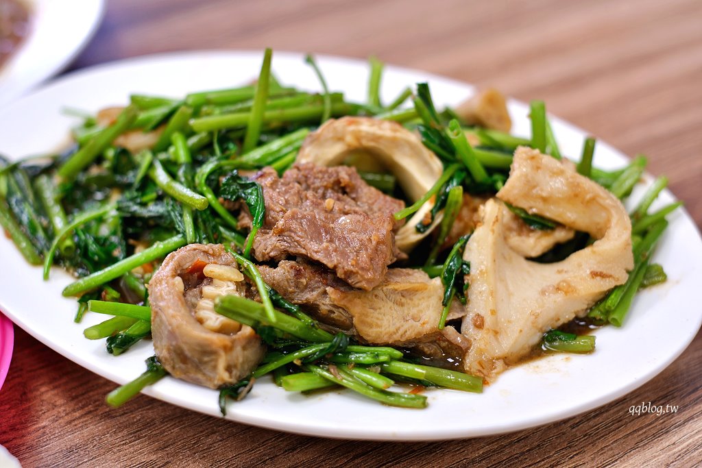 台南中西區︱鴻牛溫體牛肉湯@國華店．現切現沖溫體牛肉，熱炒也不錯 @QQ的懶骨頭