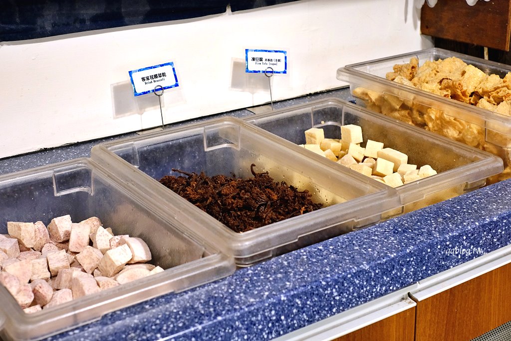 苗栗三義︱卓也小屋渡假園區．春暖花開賞花的季節，療鬱手作花朵移印染，蔬食百匯+下午茶，玩樂一整天 @QQ的懶骨頭