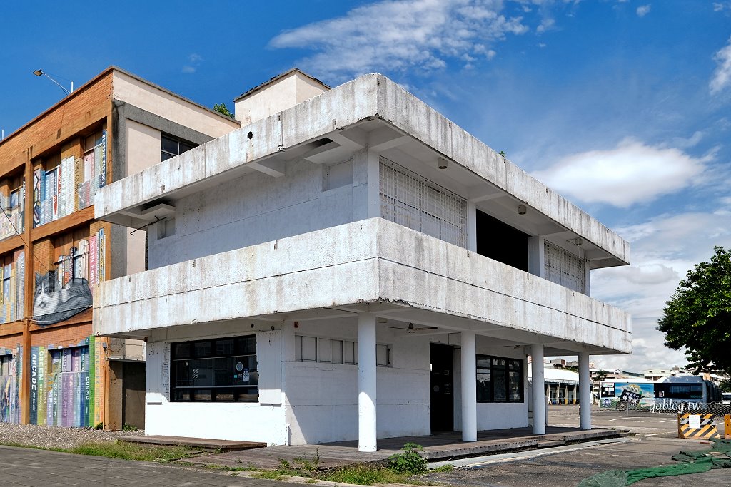 高雄苓雅︱衛武迷迷村．全台首座大型藝術壁畫社區，巨型書牆、各種主題彩繪牆，超好拍 @QQ的懶骨頭