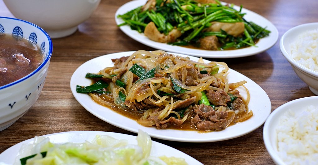 台中豐原︱康康豬豬血湯．豐原炒麵界的扛霸子，蔥辣醬是一絕，不管什麼時候都是大排長龍 @QQ的懶骨頭