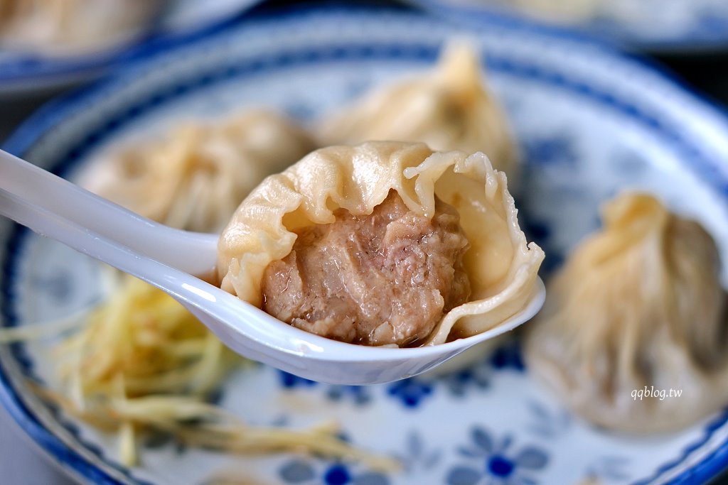 彰化秀水︱一籠湯包(秀水湯包)．現點現包現蒸的超人氣湯包，凌晨4:45開始營業，生意好到爆棚 @QQ的懶骨頭