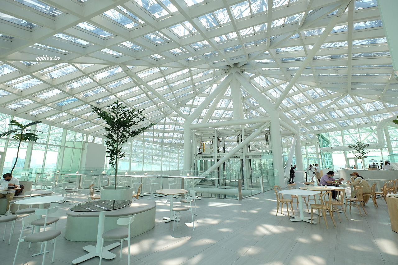 台南中西區︱南美春室 The POOL．以天空公園為概念的建築美學，陽光透過玻璃灑下來的光影超美 @QQ的懶骨頭