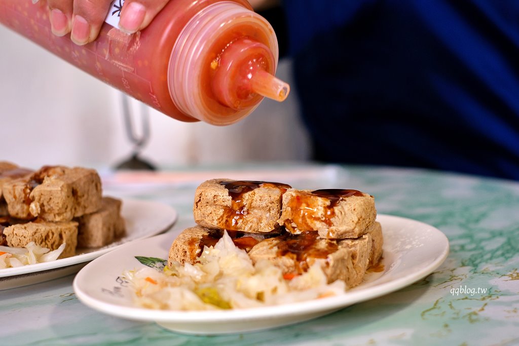 苗栗通霄︱廟口福記臭豆腐．現點現炸香氣四溢銅板美食，葷素皆有 @QQ的懶骨頭