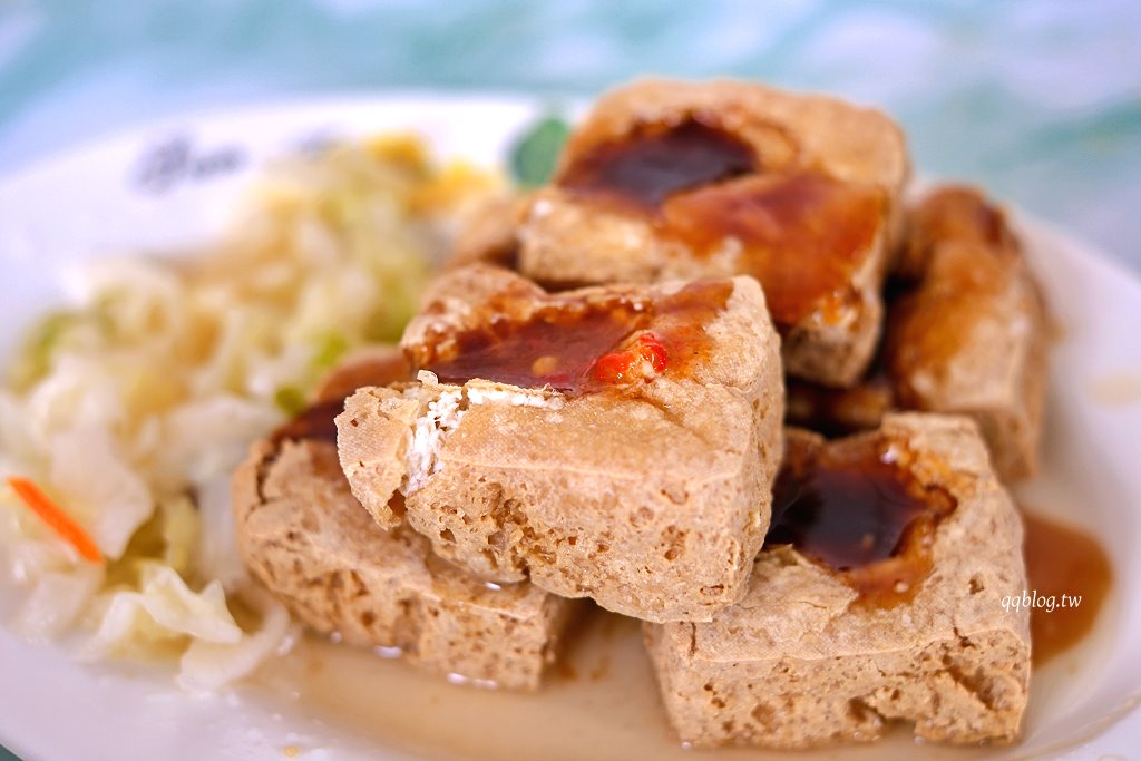 苗栗通霄︱廟口福記臭豆腐．現點現炸香氣四溢銅板美食，葷素皆有 @QQ的懶骨頭