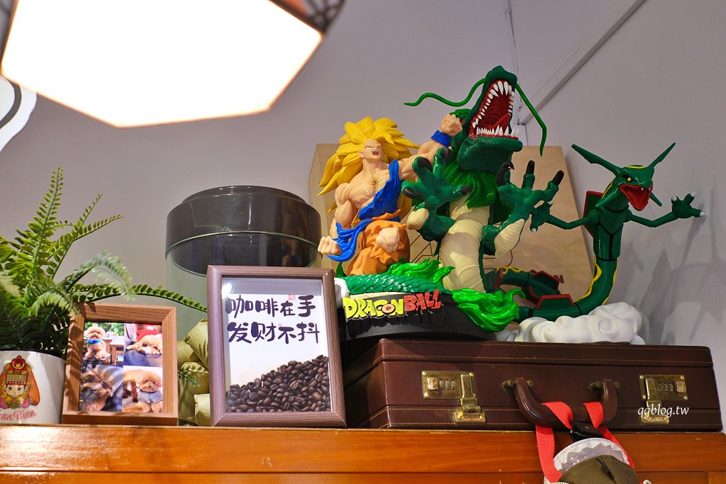 苗栗通霄︱王藤咖啡．以爺爺名字命名的咖啡館，超可愛的祥龍、醒獅造型冰磚 @QQ的懶骨頭