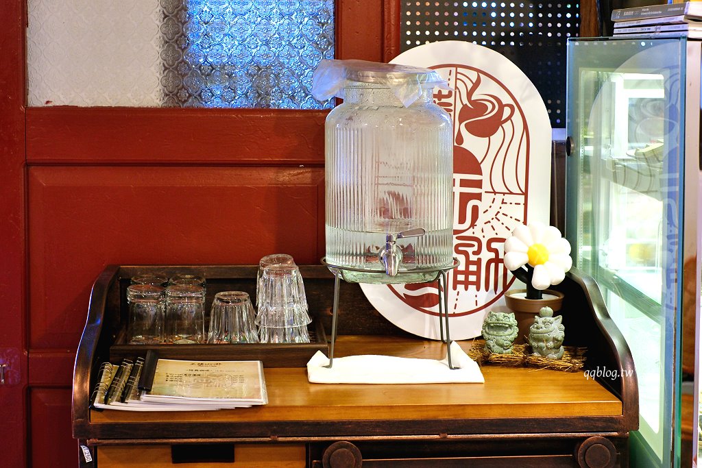 苗栗通霄︱王藤咖啡．以爺爺名字命名的咖啡館，超可愛的祥龍、醒獅造型冰磚 @QQ的懶骨頭