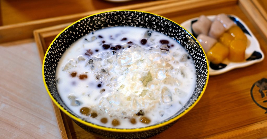 苗栗通宵︱勇心豆花．媽祖賜名的黑白雙色豆花，盤子是可愛的熊貓造型 @QQ的懶骨頭