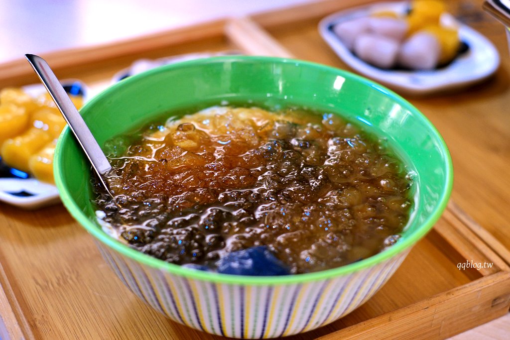 苗栗通宵︱勇心豆花.媽祖賜名的黑白雙色豆花,盤子是可愛的熊貓造型 @QQ的懶骨頭 苗栗通宵︱勇心豆花.媽祖賜名的黑白雙色豆花,盤子是可愛的熊貓造型 @QQ的懶骨頭