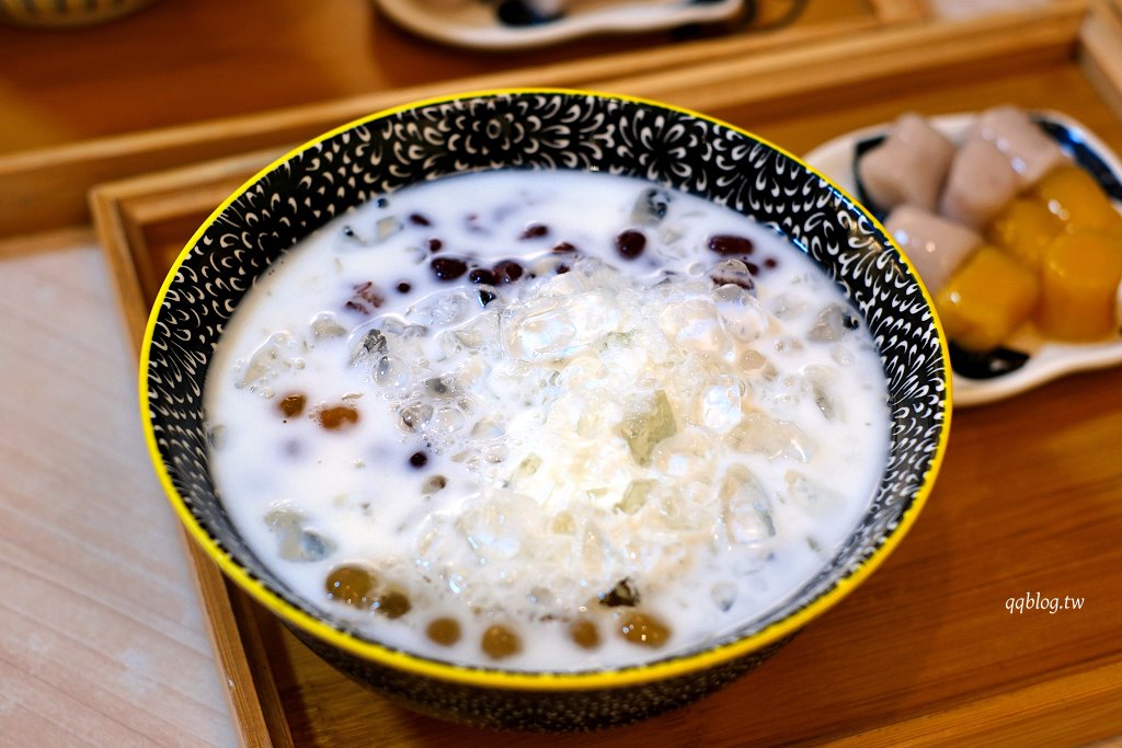 苗栗通宵︱勇心豆花．媽祖賜名的黑白雙色豆花，盤子是可愛的熊貓造型 @QQ的懶骨頭