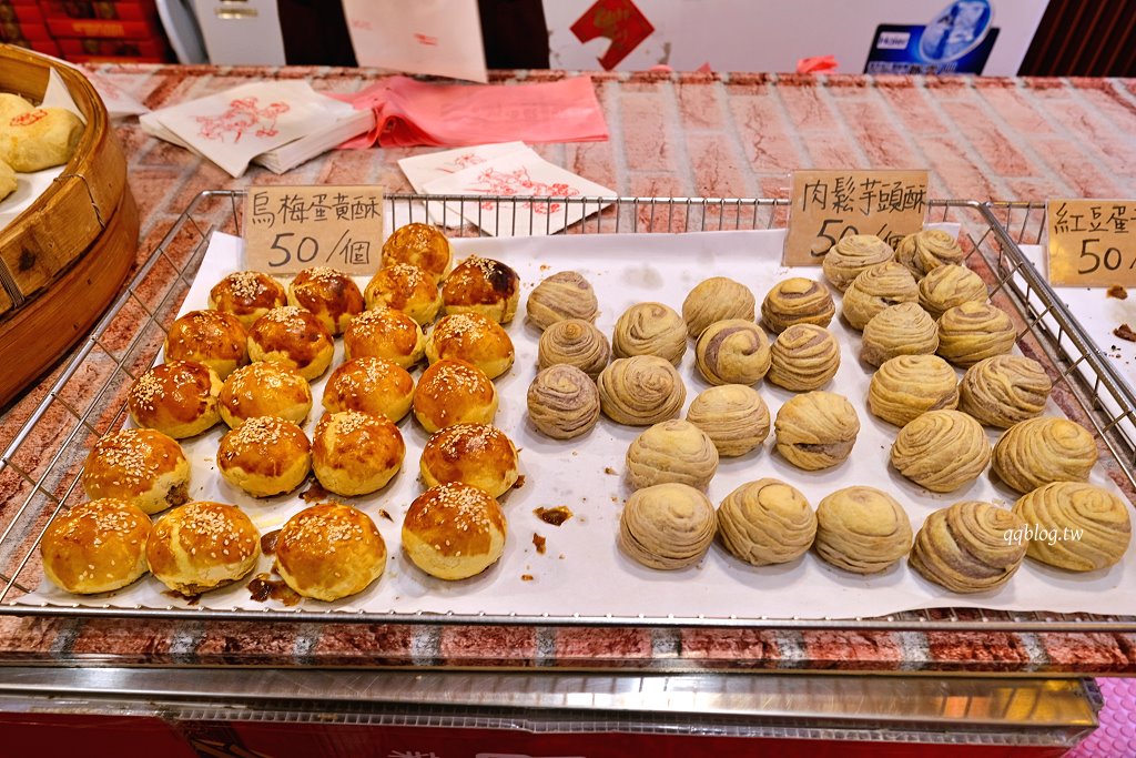 苗栗通霄︱李記白沙屯肉餅店．白沙屯拱天宮前百年老店的餅香，每日現烤現賣，鹹蛋糕反而深得我心 @QQ的懶骨頭