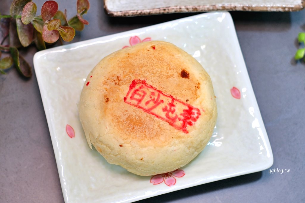 苗栗通霄︱李記白沙屯肉餅店．白沙屯拱天宮前百年老店的餅香，每日現烤現賣，鹹蛋糕反而深得我心 @QQ的懶骨頭