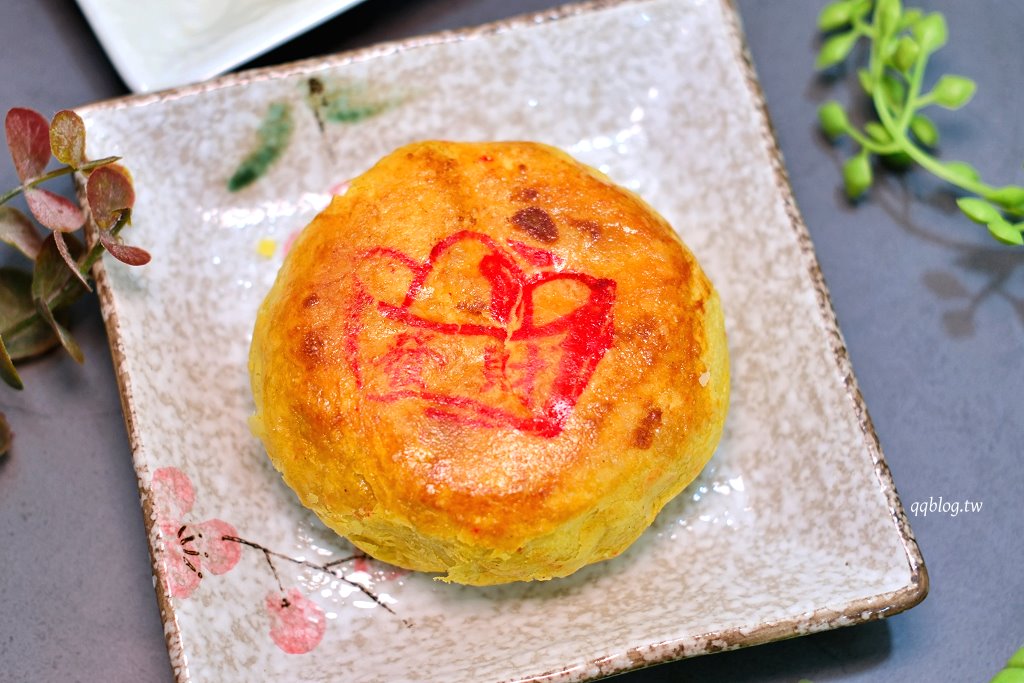 苗栗通霄︱李記白沙屯肉餅店．白沙屯拱天宮前百年老店的餅香，每日現烤現賣，鹹蛋糕反而深得我心 @QQ的懶骨頭