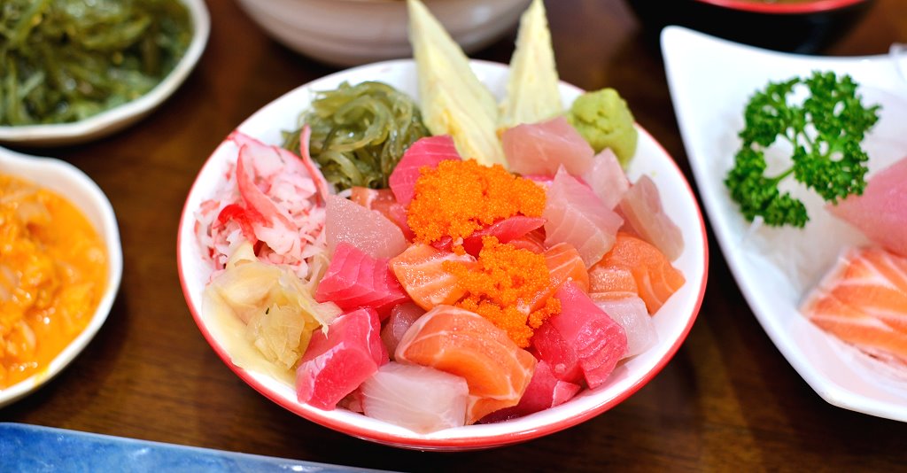 苗栗通霄︱阿叡丼飯 生魚片 壽司．超厚切生魚片，價格親民又大碗 @QQ的懶骨頭
