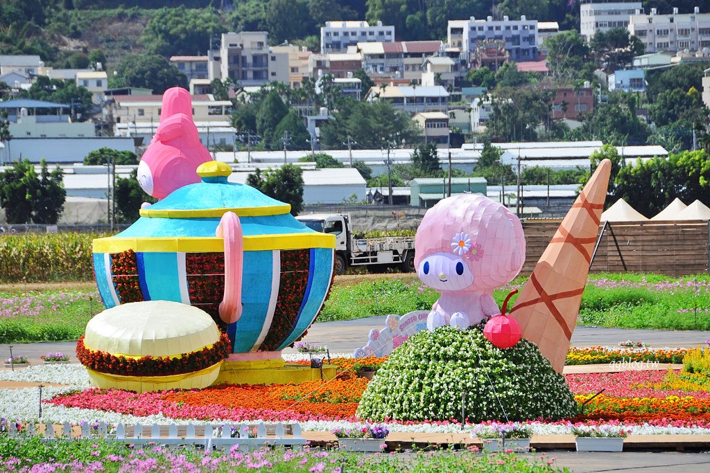 台中新社︱2026新社花海暨台中國際花毯節．與日本三麗鷗合作，以甜點王國為設計主題，新社、石岡、東勢美食景點懶人包整理 @QQ的懶骨頭