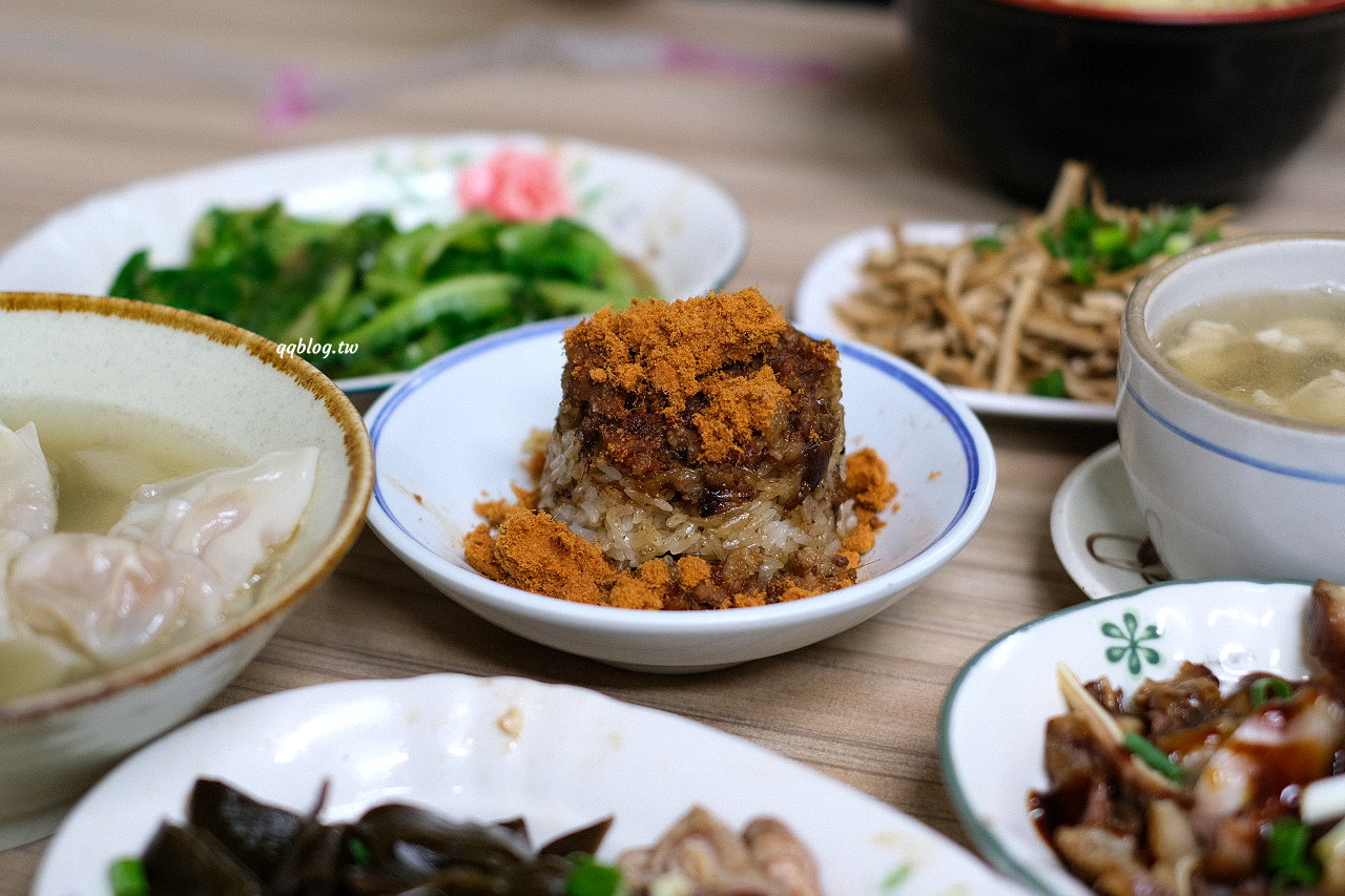 台中東勢︱東勢鮮蝦大餛飩．大size鮮蝦餛飩口味好，小菜、米糕、排骨酥麵也是不能錯過 @QQ的懶骨頭
