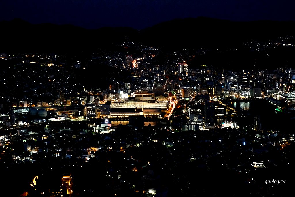 日本長崎︱稻佐山夜景．日本三大夜景之一也是世界新三大夜景，登上瞭望台觀賞美麗的長崎夜景 @QQ的懶骨頭