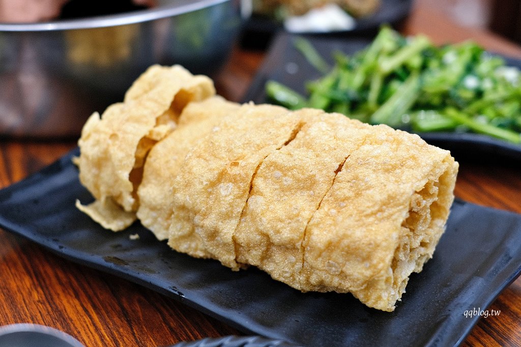 台中南區︱鈺鳳牛羊肉火鍋．煙囟炭火直燒牛肉鍋，滿滿一鍋很過癮 @QQ的懶骨頭