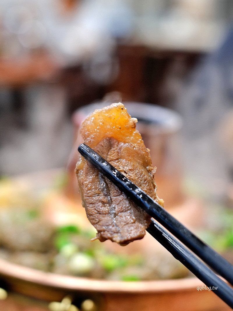 台中南區︱鈺鳳牛羊肉火鍋．煙囟炭火直燒牛肉鍋，滿滿一鍋很過癮 @QQ的懶骨頭