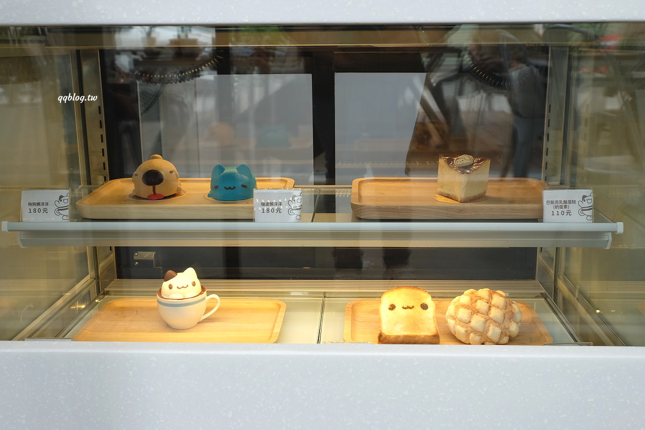 台中西區︱奶泡貓咖啡．透明玻璃裡的貓貓蟲咖波主題咖啡館，二樓還有卡特島選品店 @QQ的懶骨頭