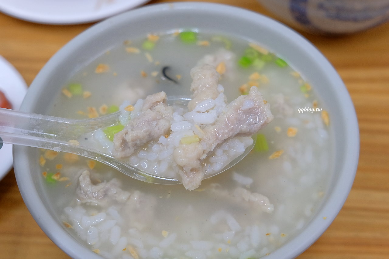 台中西區︱樂群蚵仔粥．台式肉粥鮮甜好吃，小菜通通來一輪也不傷荷包 @QQ的懶骨頭