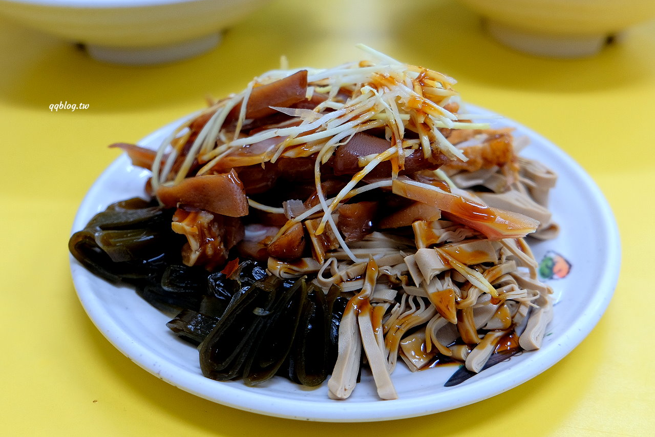 台中西區︱正老牌魷魚羹．第五市場營業超過25年老牌魷魚羹麵，好大一碗 @QQ的懶骨頭