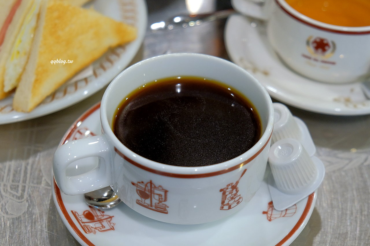 台北萬華︱蜂大咖啡．懷舊咖啡館，各式各樣手工餅乾很有古早味 @QQ的懶骨頭