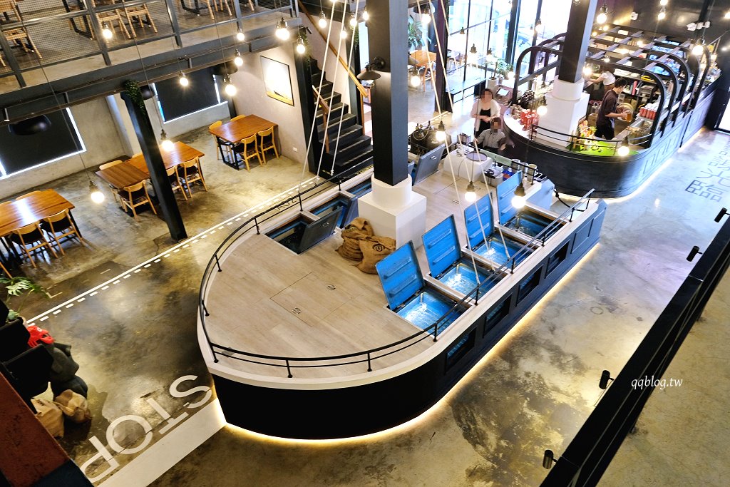 台中北屯︱鴻龍宴x活蝦料理．把整艘船開進餐廳裡，8人套餐菜色豐富，台中合菜餐廳推薦 @QQ的懶骨頭