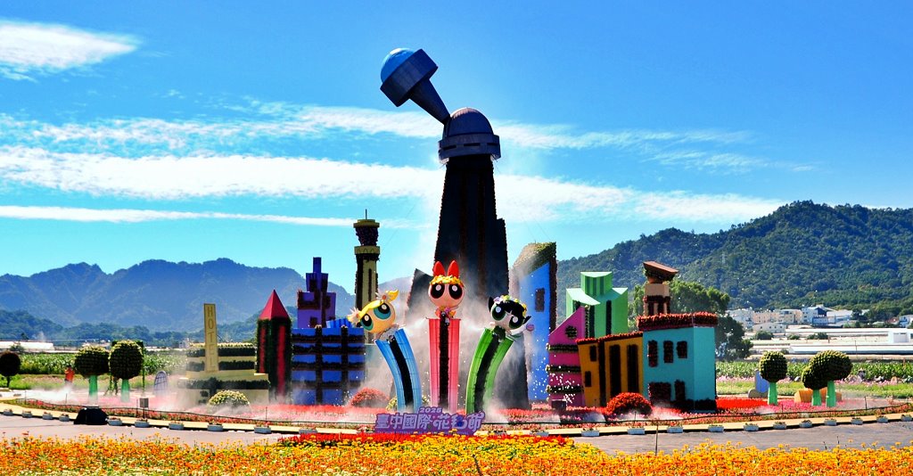 台中新社︱2025新社花海暨台中國際花毯節．以卡通飛天小女警為設計主題，新社、石岡、東勢美食景點懶人包整理 @QQ的懶骨頭