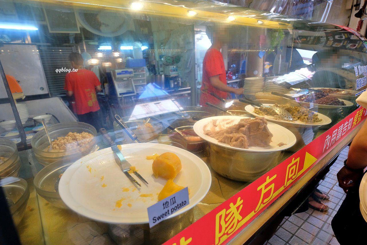 台南中西區︱修安扁擔豆花．傳統手工豆花加上四色粉粿就是一碗美味消暑良品 @QQ的懶骨頭