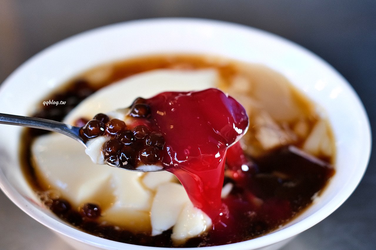 台南中西區︱修安扁擔豆花．傳統手工豆花加上四色粉粿就是一碗美味消暑良品 @QQ的懶骨頭