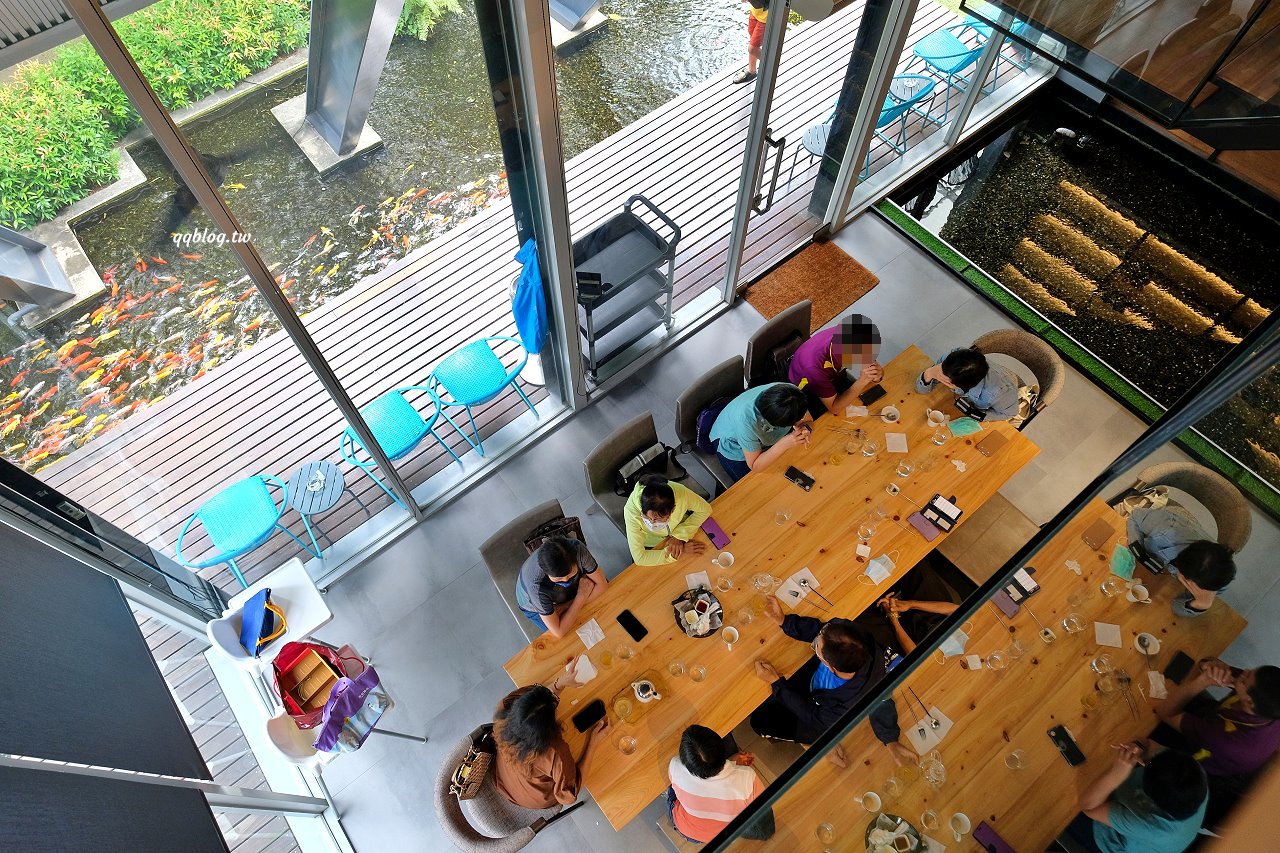 嘉義大林︱楓丹白露Cafe`．隱身在樹林裡的白色玻璃屋景觀餐廳，戶外有大片草皮還可以餵魚，全天候營業不休息 @QQ的懶骨頭