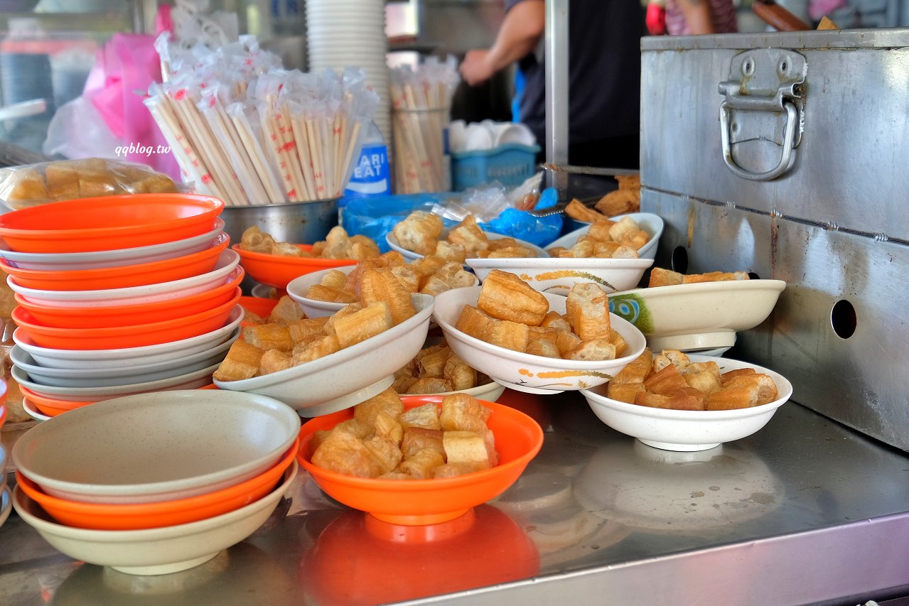 台南安平︱王氏魚皮．安平超人氣早午餐，一份鹹粥一份虱目魚就是美好的一天，2022台南米其林指南-必比登推介 @QQ的懶骨頭