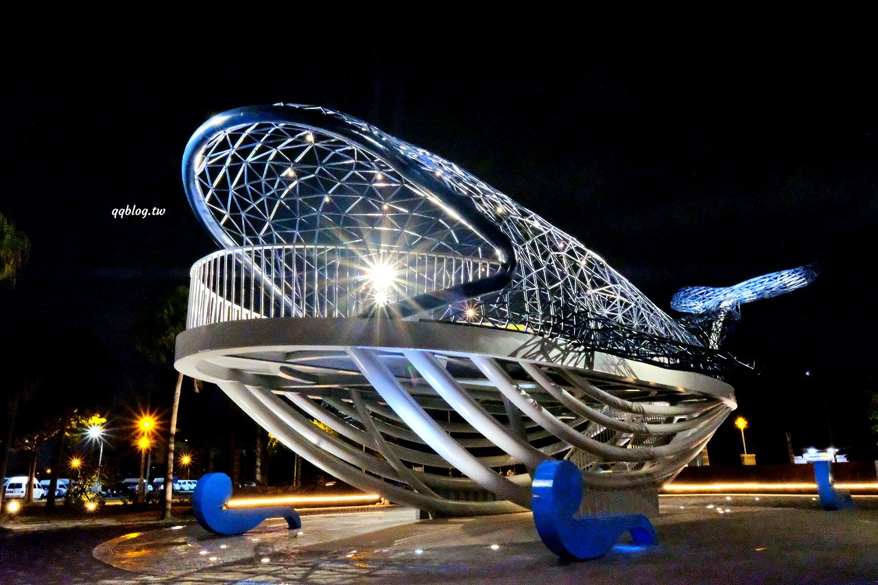 台南安平︱大魚的祝福．超美的鯨魚造型裝置藝術，白天、夜晚各有不同的風景 @QQ的懶骨頭